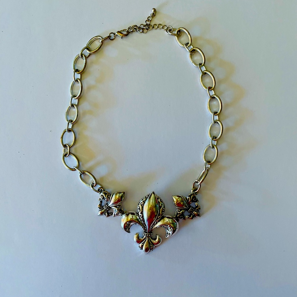 Elegant Silver Fleur-de-Lis Necklace
